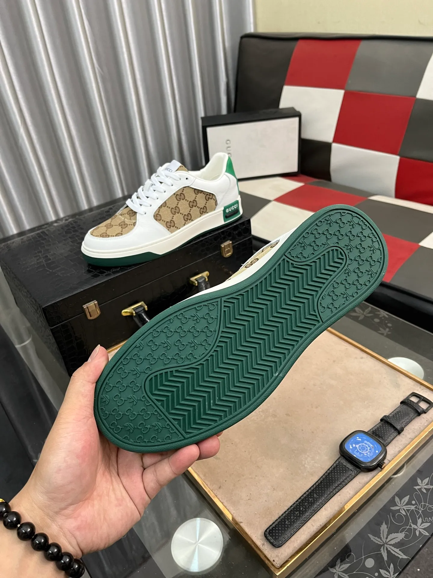 Men's shoes💰420⌚️⌚️[GUCCI] Gucci men's casual shoes are absolutely popular🔥The ultimate matching item for trendy men! The charm of super texture is unstoppable. This is the main recommendation. The upper is made of high-quality cowhide, with pig lining feet and wear-resistant rubber sole. It is noble and elegant! Extremely comfortable🎁🎁You can be as handsome as you want💪 Available in sizes 38-44 and 3️⃣colors